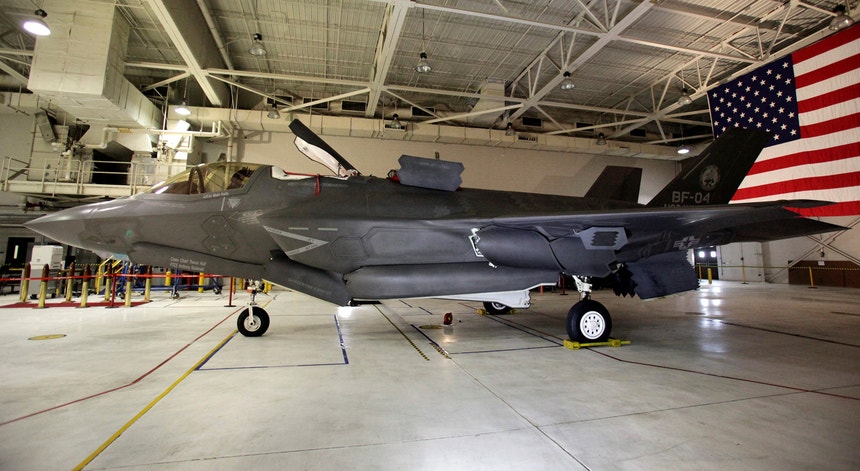 Um F-35 Lightning II estacionado numa base em Maryland
