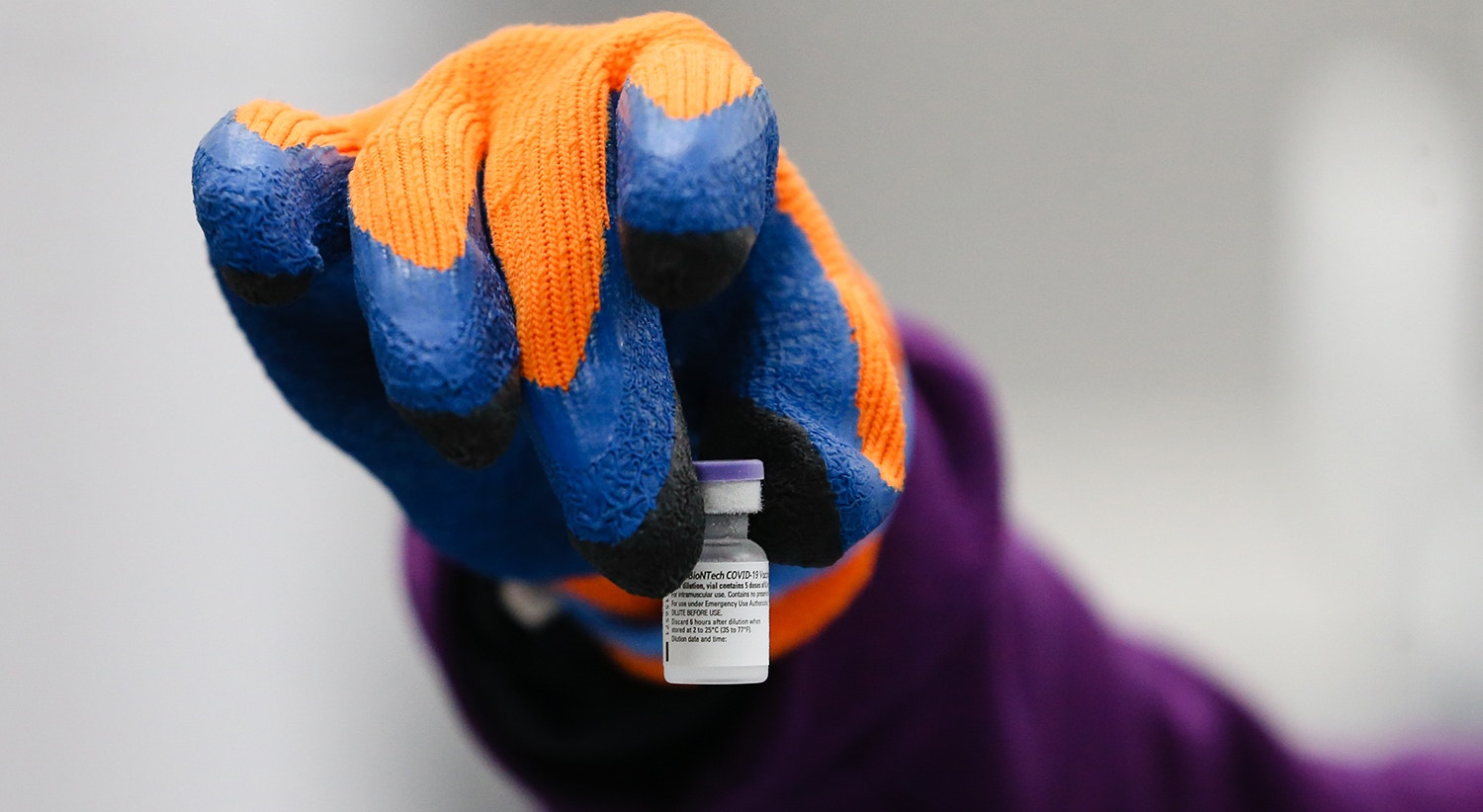  A ministra da Sa&uacute;de, Marta Temido, segura um frasco do primeiro lote das vacinas contra a Covid-19 que chegou a 26 de dezembro | Jos&eacute; Coelho - Lusa 