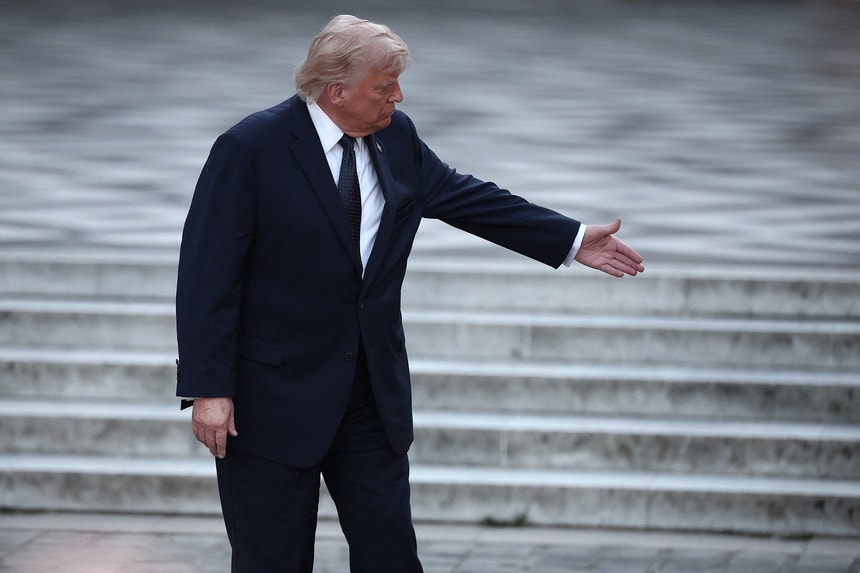 Trump fala em "última oportunidade" para acordo com Teerão