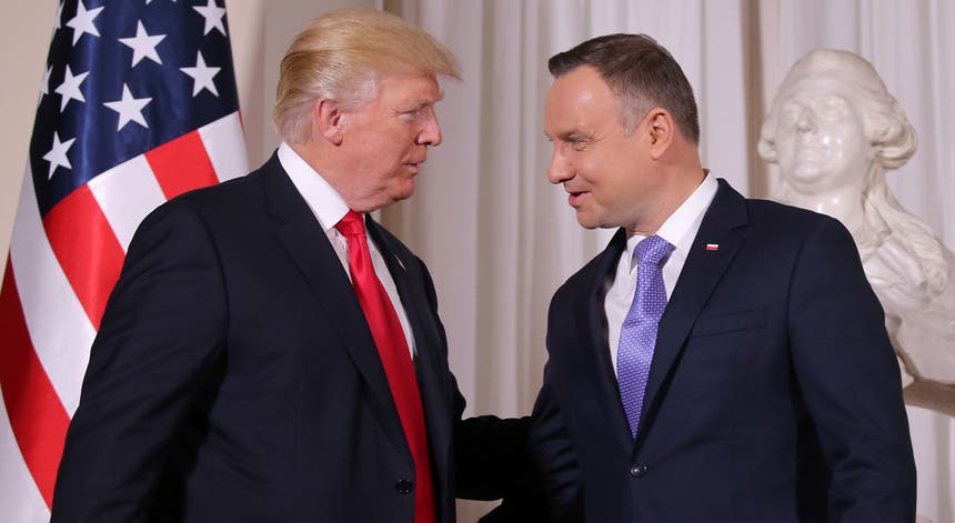 Donald Trump encontrou-se com o presidente polaco, Andrzej Duda. Foto: Carlos Barria - Reuters Donald Trump encontrou-se com o presidente polaco, Andrzej Duda. Foto: Carlos Barria - Reuters