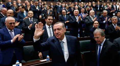 O primeiro ministro turco Tayyp Erdogan foi ao Parlamento a 25 de fevereiro de 2014 denunciar como "montagem imoral" uma alegada conversa entre si e o seu filho Bilal gravada e publicada na qual ambos discutiam como fazer desaparecer 30 milh&otilde;es de euros em notas
