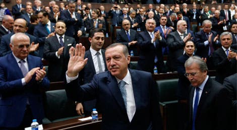 O primeiro ministro turco Tayyp Erdogan foi ao Parlamento a 25 de fevereiro de 2014 denunciar como "montagem imoral" uma alegada conversa entre si e o seu filho Bilal gravada e publicada na qual ambos discutiam como fazer desaparecer 30 milhões de euros em notas O primeiro ministro turco Tayyp Erdogan foi ao Parlamento a 25 de fevereiro de 2014 denunciar como "montagem imoral" uma alegada conversa entre si e o seu filho Bilal gravada e publicada na qual ambos discutiam como fazer desaparecer 30 milhões de euros em notas