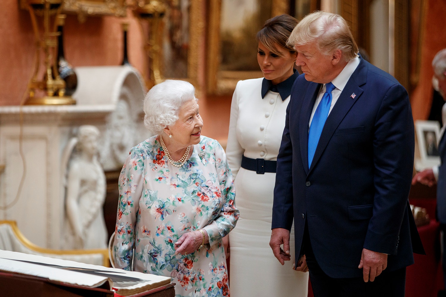  Durante a visita &agrave; resid&ecirc;ncia real, a Rainha Isabel II mostrou a cole&ccedil;&atilde;o real ao Presidente norte-americano /Ian Vogler - Reuters 