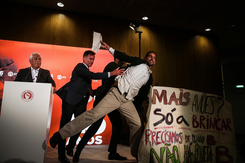 Imagem ilustrativa: Aviões de papel contra o novo aeroporto