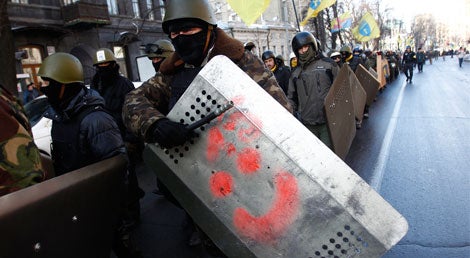 A tens&atilde;o mant&eacute;m-se nas ruas de Kiev enquanto decorrem negocia&ccedil;&otilde;es pol&iacute;ticas nos bastidores