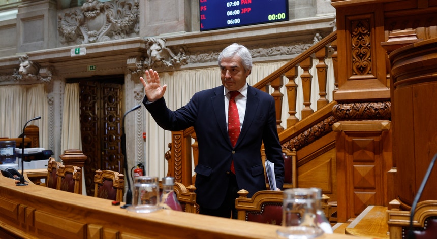 Imagem de Base das Lajes. Vice-presidente do Governo Regional acusa ministros de 
