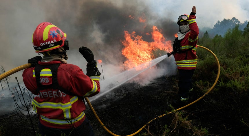 Resultado de imagem para Mais de 400 bombeiros respondem a reacendimento em Tábua