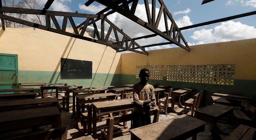 Imagem de uma escola que ficou destruída por causa da passagem do ciclone Idai por Moçambique
