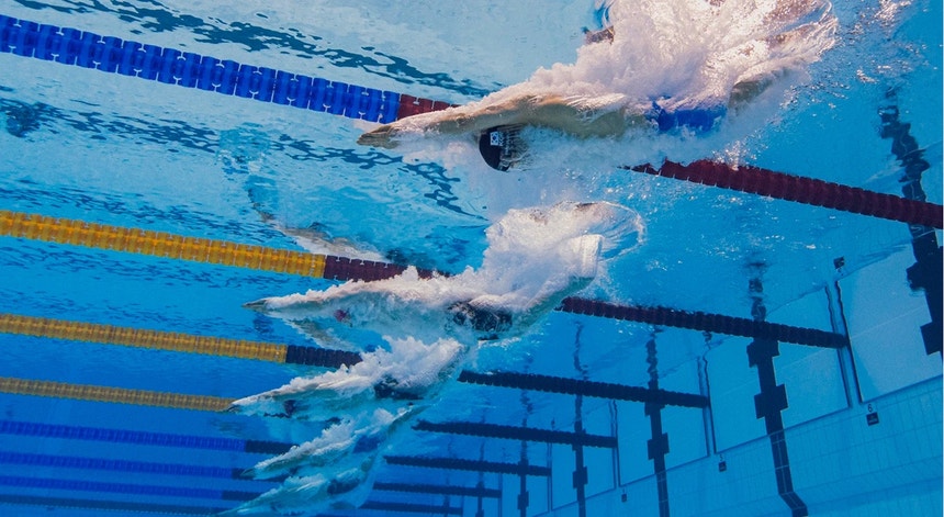 Russos e bielorrussos de regresso às competições de natação com bandeira e hino