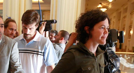 James Foley e a jornalista tamb&eacute;m norte-americana Claire Gillis, chegam ao hotel Rixos ap&oacute;s serem libertados pelo governo L&iacute;bio a 18 de maio de 2011. Haviam sido raptados no in&iacute;cio de Abril de 2001 (Foto: Reuters)