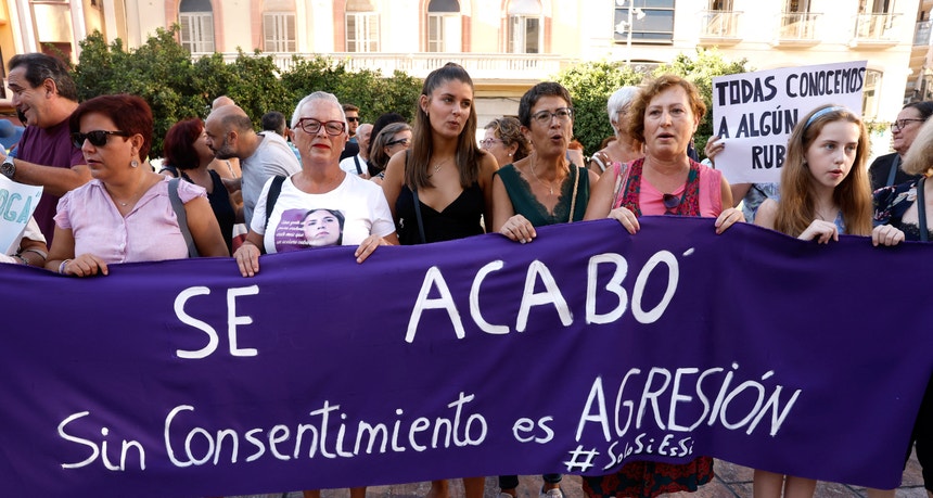 "Acabou, sem consentimento é agressão" durante um protesto contra o ex-presidente da Federação Espanhola de Futebol, Luis Rubiales, em Málaga, Espanha, a 1 de setembro de 2023 
