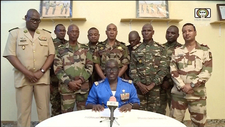 Níger: Golpistas suspendem Constituição e fundem poderes legislativo e  executivo