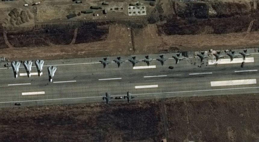 Aviões russos estacionados numa pista de aterragem síria em Latakia

