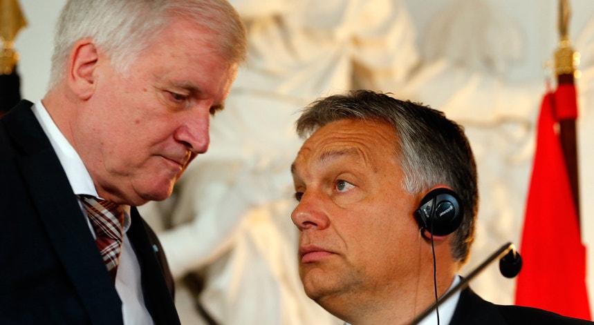 Seehoffer (à esq.), com o primeiro ministro húngaro Viktor Orban.
