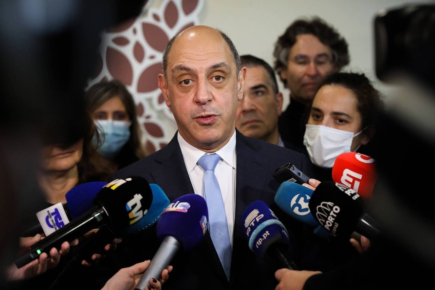 Imagem de Pizarro acusa Montenegro de desistir do SNS