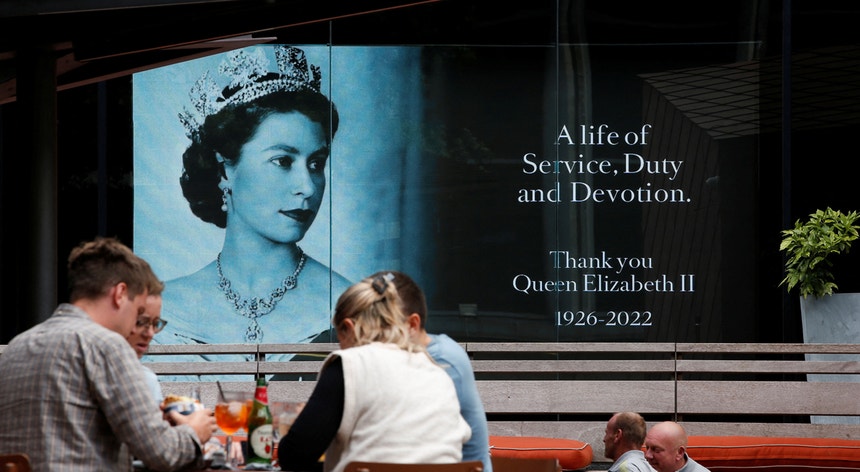 Para muitos, o legado colonial foi representado pela rainha e continuará agora a sê-lo pelo sucessor, Carlos III.
