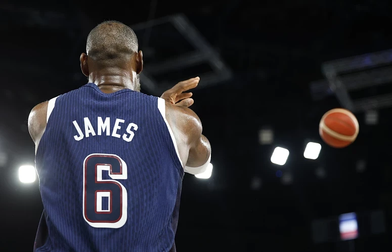 LeBron e Bronny James estiveram juntos em jogo
