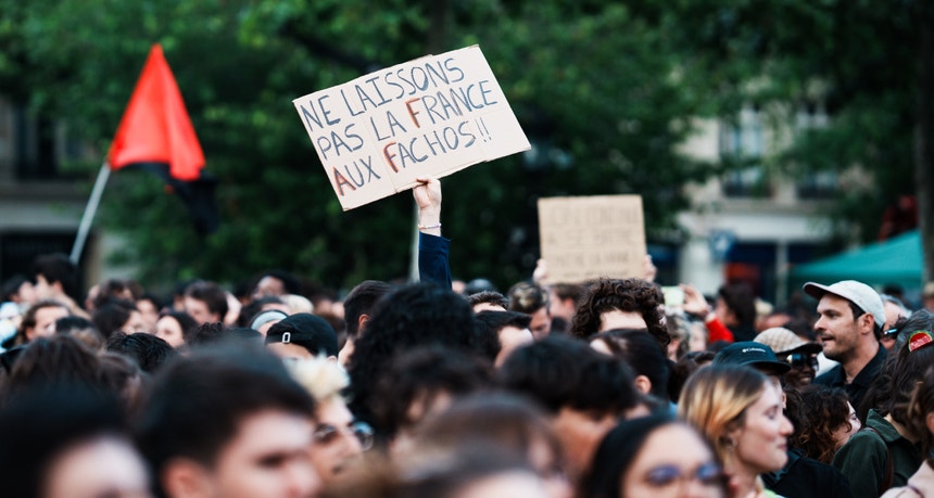 Manifestação contra a extrema-direita após o anúncio dos resultados da primeira volta das eleições legislativas, na Praça da República, em Paris, a 30 de junho. "Não deixemos a França aos fascistas", pode ler-se no cartaz 
