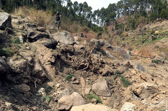 Um soldado paquistan&ecirc;s junto &agrave; cratera provocada por um bombardeamento a&eacute;reo indiano na Caxemira paquistanesa, 28 de fevereiro 2019 Foto: Reuters