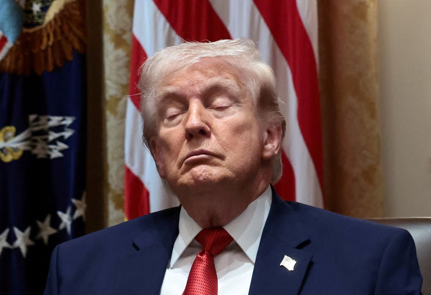 Teerão está a "implorar por um acordo". Trump ameaça ser "pior pesadelo" do Irão