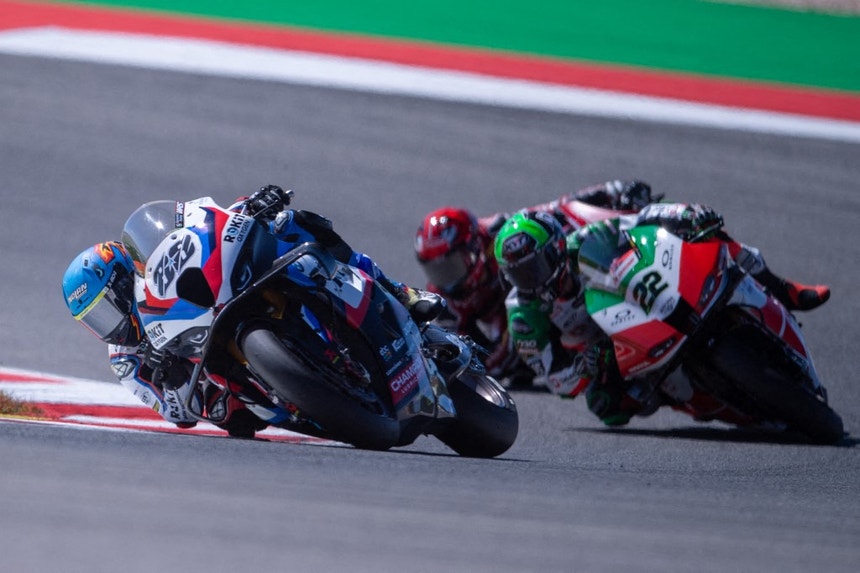 Imagem de Miguel Oliveira no pódio na corrida húngara do Mundial de Superbikes