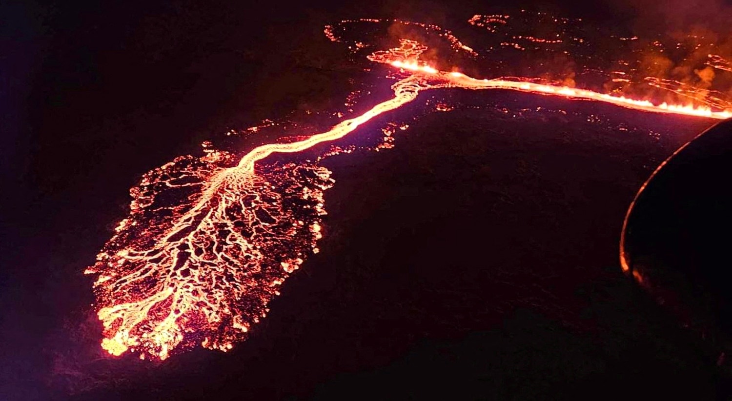  Um vulc&atilde;o expele lava e fumo ao entrar em erup&ccedil;&atilde;o perto de Grindavik, Isl&acirc;ndia, 19 de dezembro | Prote&ccedil;&atilde;o Civil da Isl&acirc;ndia via Reuters 