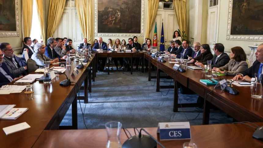 Imagem de Governo reúne-se hoje com UGT e patrões para retomar negociações sobre lei laboral