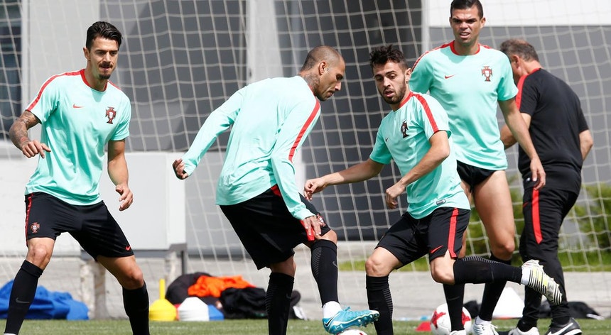 Pepe e Bernardo Silva, à direita na foto, deixaram a seleção por opção de Fernando Santos
