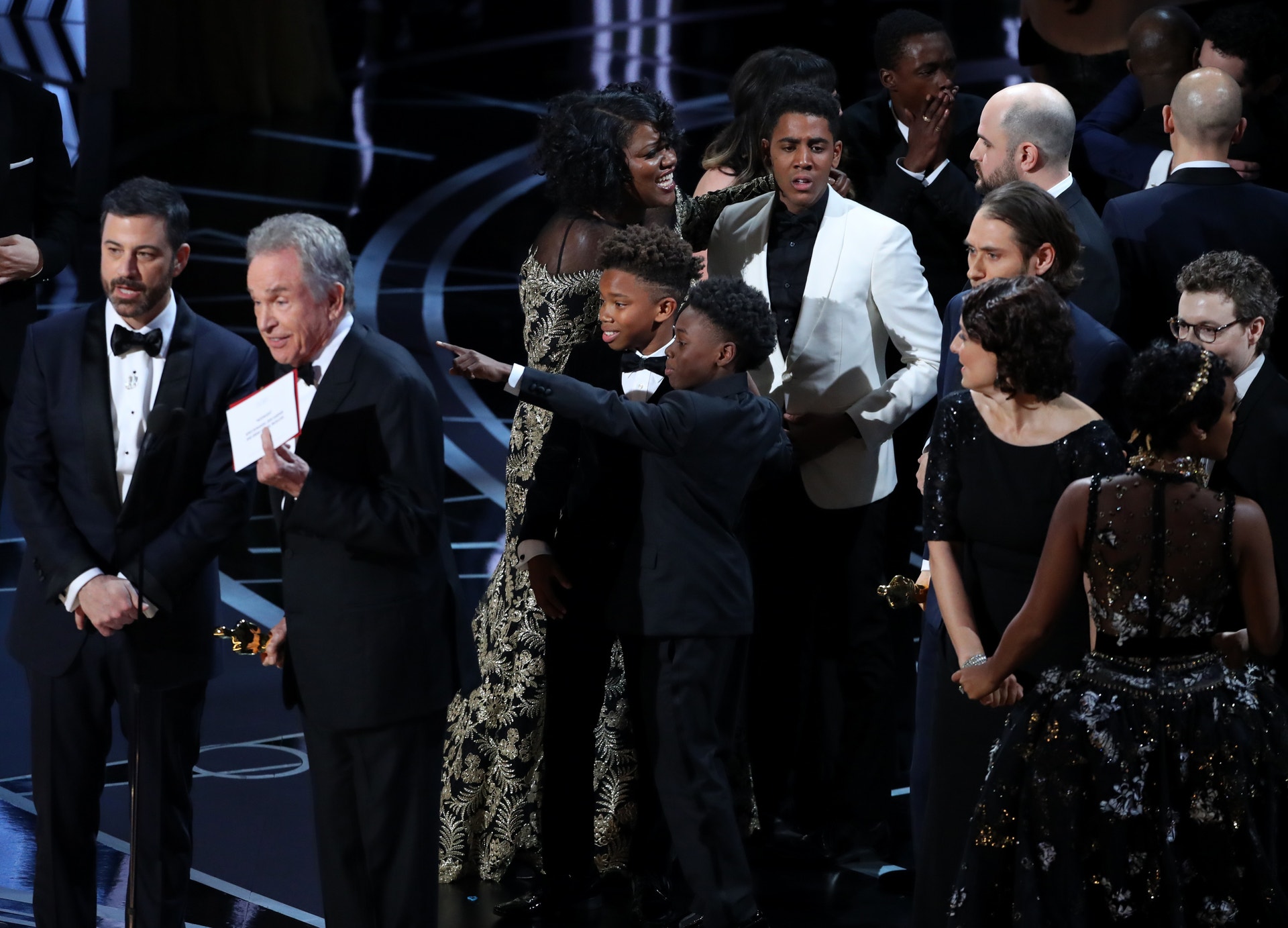  Warren Beatty mostra o cart&atilde;o que anuncia "Moonlight" como Melhor Filme (Cr&eacute;ditos: Lucy Nicholson - Reuters) 