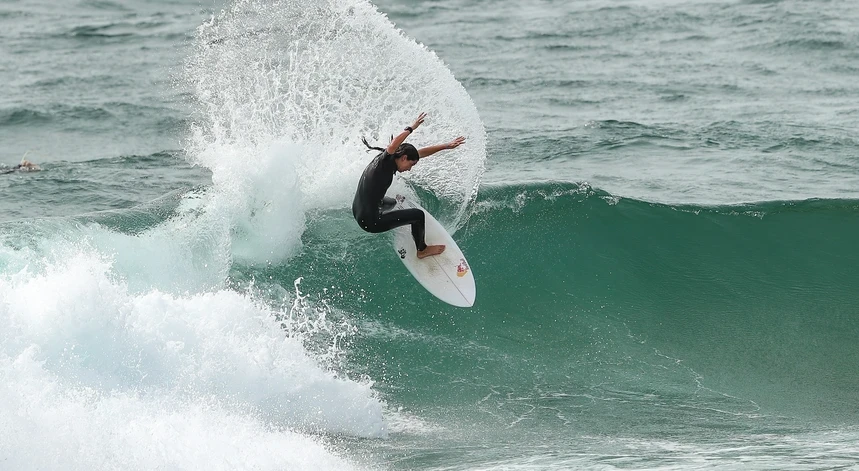 Imagem relacionada com a notícia: Os melhores do surf voltam às ondas da Ericeira
