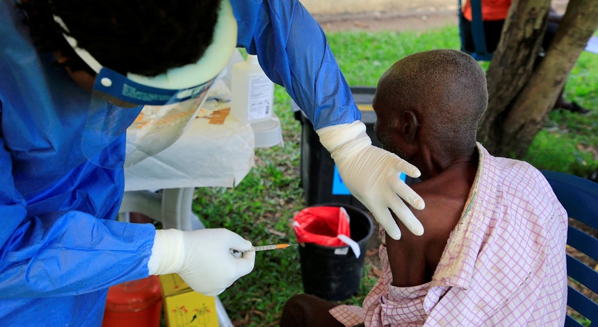 Um funcionário dos serviços sanitários do Uganda, administra a vacina contra o Ébola a um cidadão da fronteira com a República Democrática do Congo, por suspeitas de contágio
