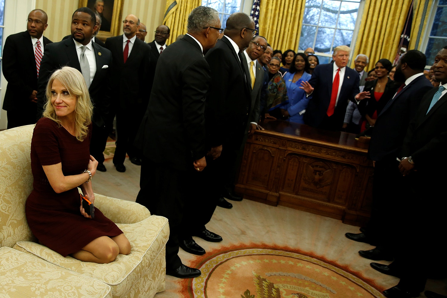  A pose descontra&iacute;da da conselheira da Casa Branca, Kellyanne Conway, ap&oacute;s tirar uma fotografia a Donald Trump com os seu convidados / Jonathan Ernst -Reuters 