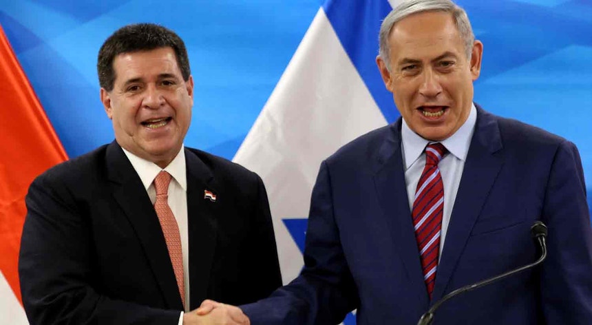 Horacio Cartes (esq.) e Netanyahu, em 19 de Julho, na inauguração da Embaixada paraguaia.
