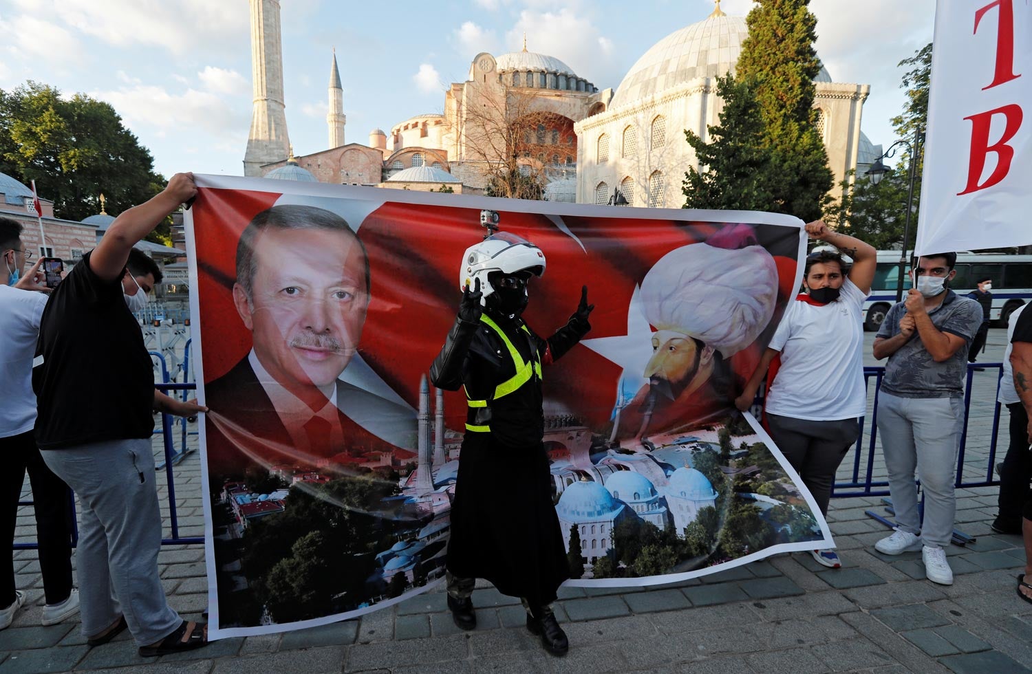 O Presidente turco Tayyip Erdogan equiparado ao sult&atilde;o otomano Mehmed II, num cartaz frente a Hagia Sophia, agosto de 2020 Foto: Reuters