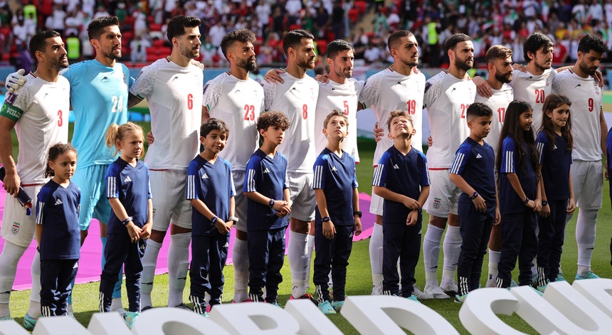 Os jogadores do Irão voltaram a cantar o hino do país
