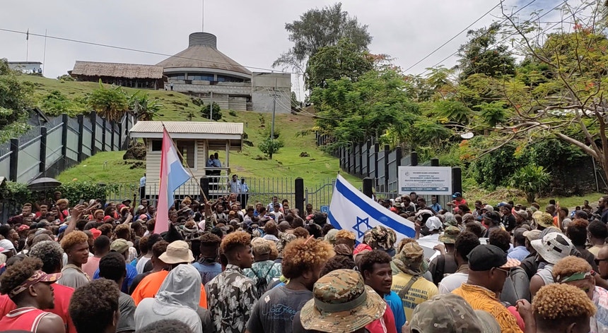 Manifestantes reuniram-se do lado de fora do parlamento das Ilhas Salomão, em Honiara, na quarta-feira, numa tentativa de derrubar o primeiro-ministro

