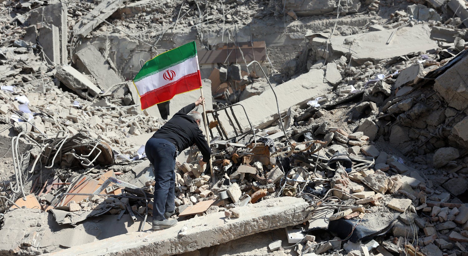 Israel lança nova vaga de bombardeamentos. Irão reivindica ataque a curdos no Iraque