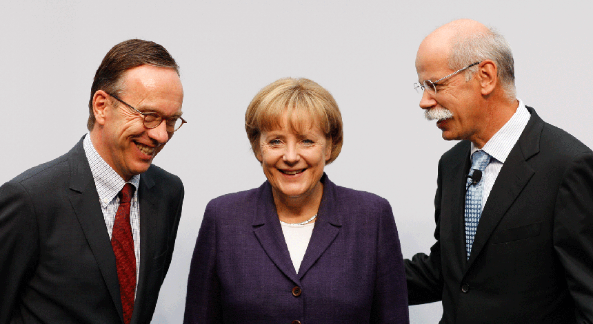 O presidente da VDA, Matthias Wissmann (esq.), com a chanceler Angela Merkel e o director-geral da Daimler, Dieter Zetsche, em 2008.
