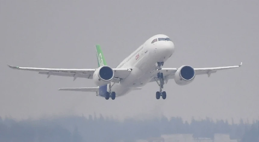 O primeiro avião do modelo C919 deve ser entregue à companhia aérea estatal China Eastern Airlines em dezembro
