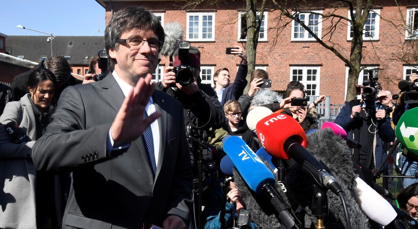 "Peço a libertação imediata de todos os meus colegas que continuam nas prisões espanholas", foi o apelo de Carles Puigdemont à saída da prisão
