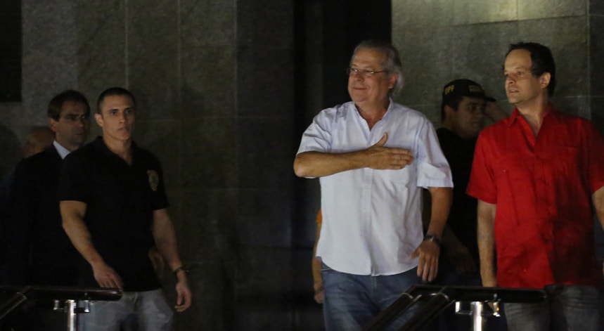 José Dirceu, que já se encontrava em prisão domiciliária pela condenação no escândalo do “Mensalão”, vai ser transferido para Curitiba 
