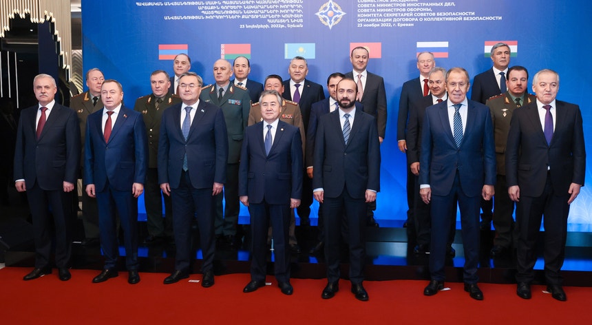 Vladimir Makei, o segundo à frente, a contar da esquerda para a direita, durante uma reunião de ministros dos Negócios Estrangeiros na Arménia.
