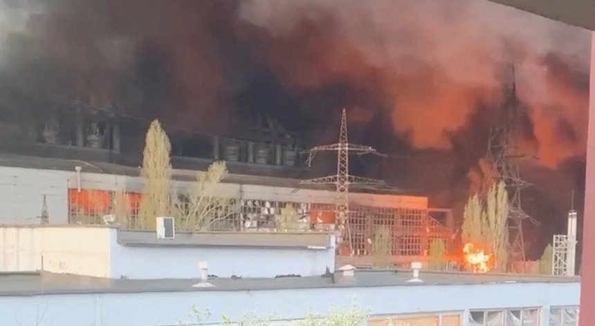Ataque russo à central elétrica de Trypilska, na região de Kiev
