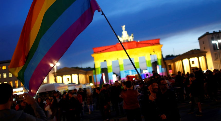 Resultado de imagem para Parlamento alemão aprova casamento homossexual com voto contra de Angela Merke