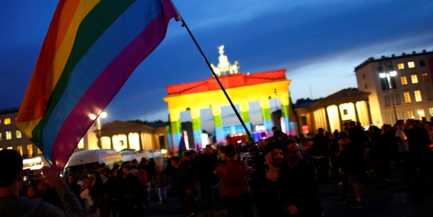Resultado de imagem para Parlamento alemão aprova casamento homossexual com voto contra de Angela Merke