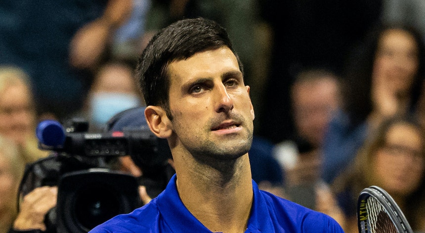 Djokovic continua a colocar reticências na vacinação à covid-19
