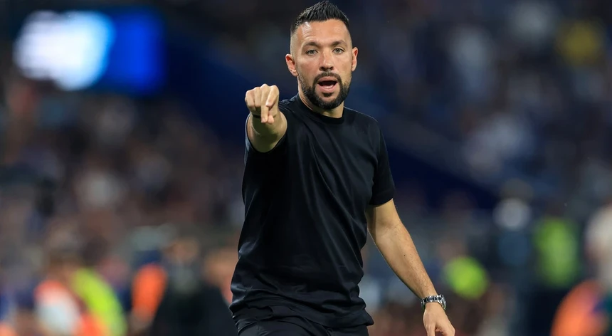 Imagem de Farioli exige FC Porto alerta na Madeira e afasta desculpas com relvado