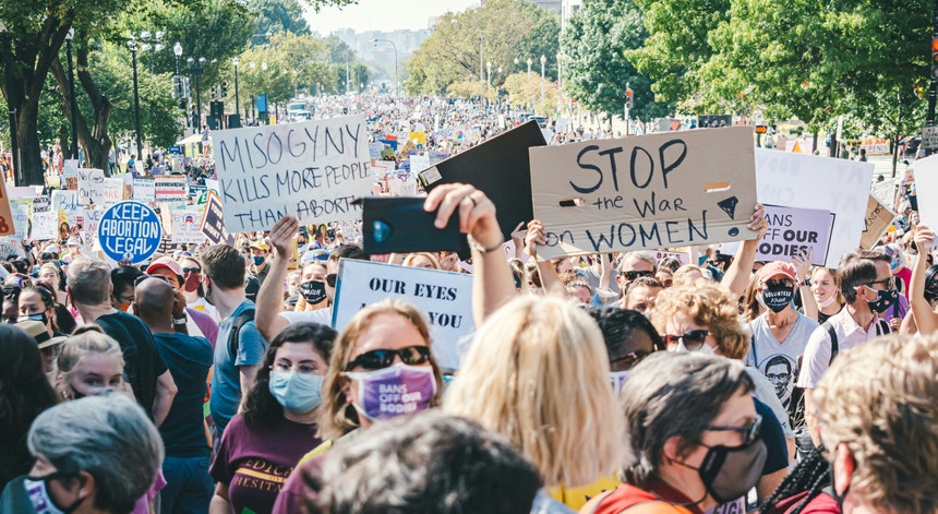 Atualmente, apenas metade das mulheres participa na força de trabalho global, em comparação com quase três em cada quatro homens.
