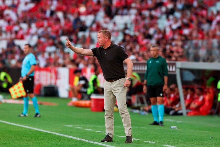 Imagem de Treinador do Hearts lembra diferenças competitivas antes de receber Benfica