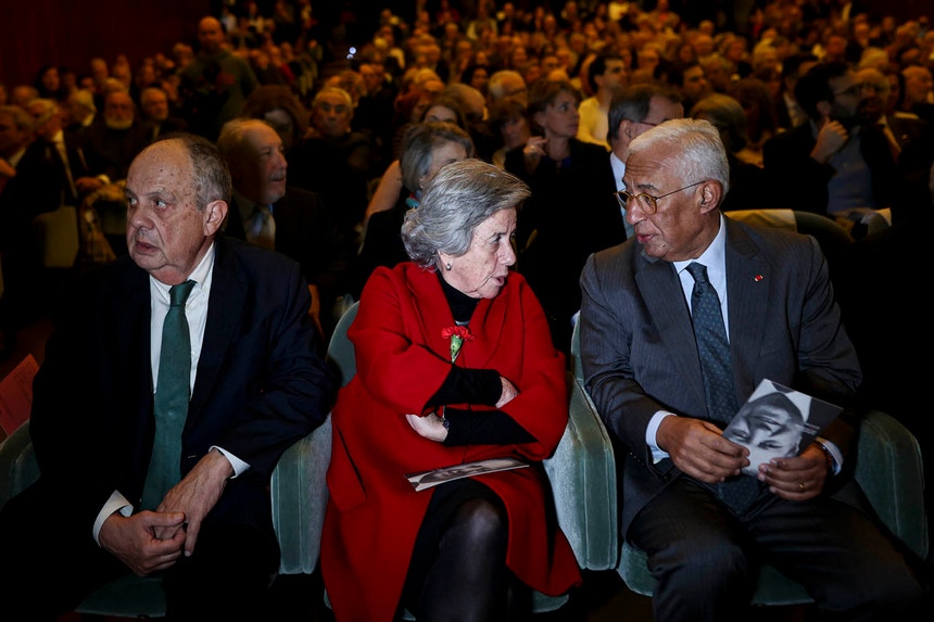 Imagem relacionada com a notícia: João Soares (esq.) com a irmã, Isabel Soares, e António Costa durante a cerimónia comemorativa na Fundação Calouste Gulbenkian, em Lisboa.
